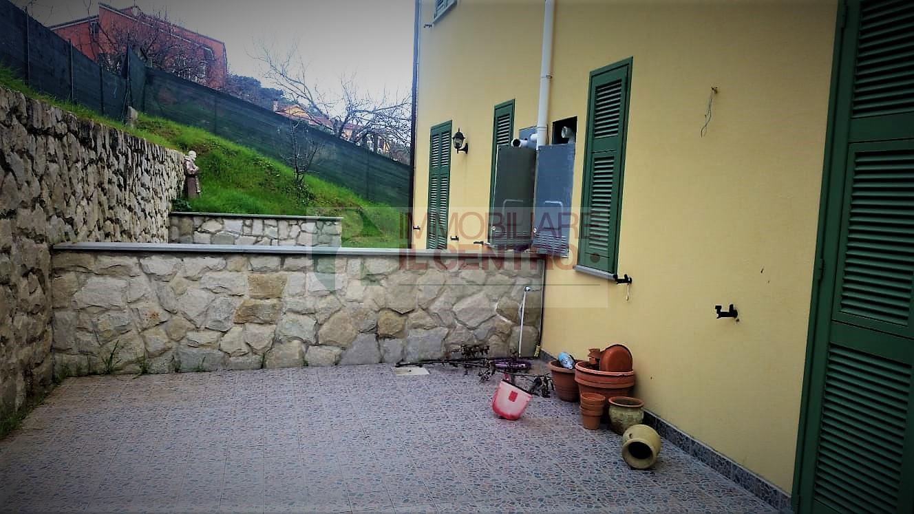 Porzione di bifamiliare con garage e giardino