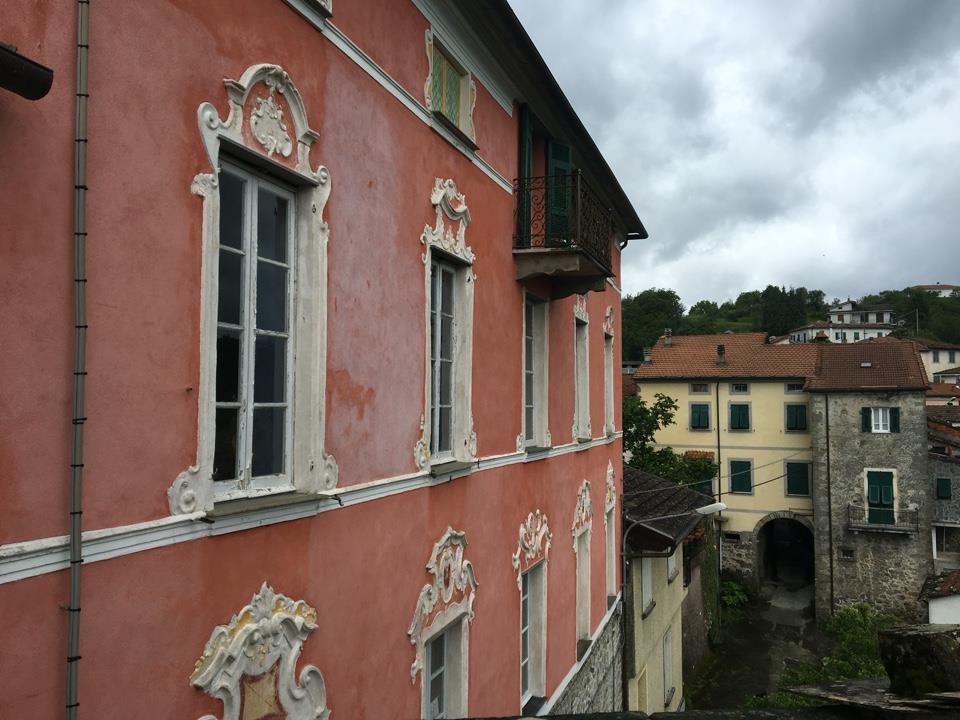 Palazzina con giardino nel borgo di Bracelli