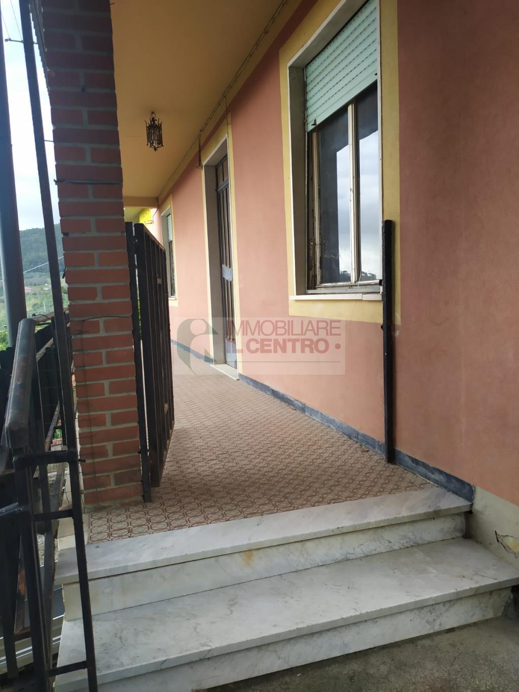 Casa indipendente composta da 2 appartamento con giardino e posti auto