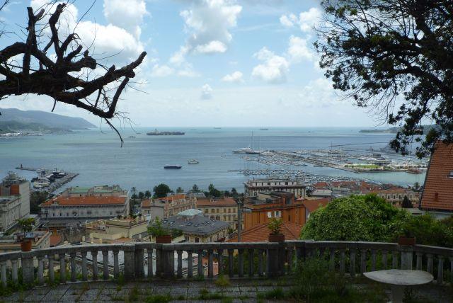 Prestigiosa Villa sui Primi Colli della Città 