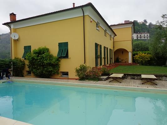 VILLA IN COLLINA