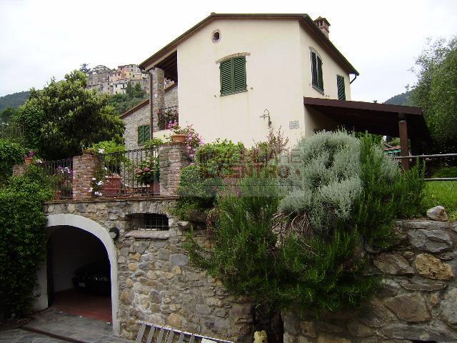 Porzione di rustico ottimamente curato con giardino.