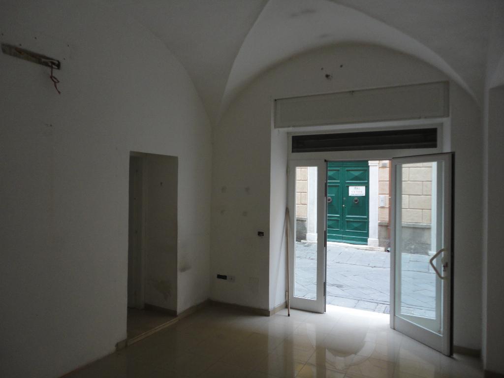 FONDO COMMERCIALE CON DUE VETRINE