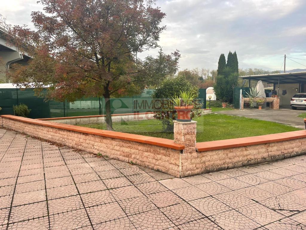 Casa trifamigliare con giardino e garage