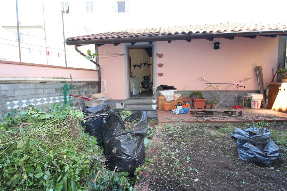 bilocale con taverna e giardino