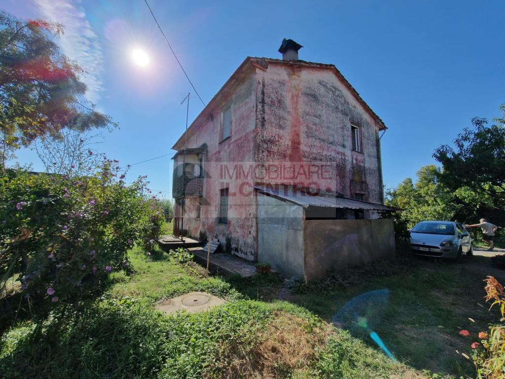 Casa colonica con fienile e terreno