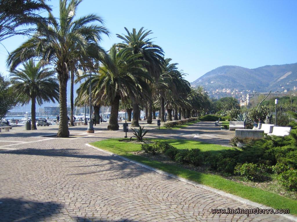 ZONA GIARDINI - FONDO COMERCIALE