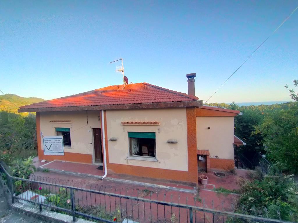 CASA INDIPENDENTE CON TERRENO E VISTA MARE