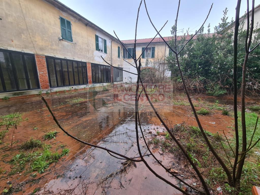 Fondo commerciale con cantina e corte