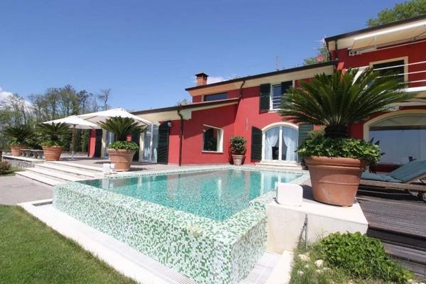 LA SPEZIA VILLA CON PISCINA IN POSIZIONE DOMINANTE 