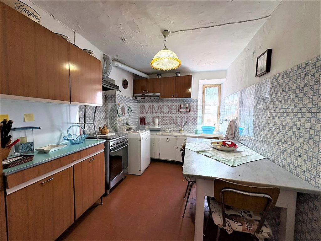 Semindipendente su due livelli con giardino e rustico.