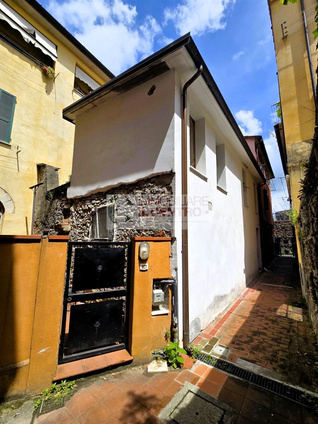 Semindipendente terratetto da ultimare con giardino