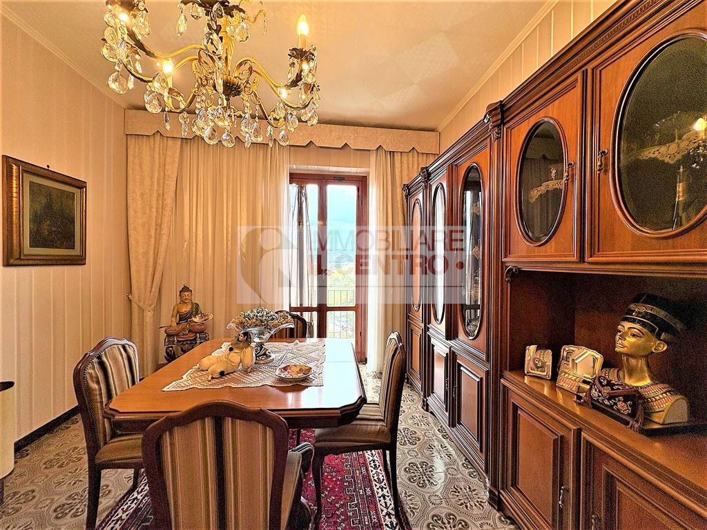 Appartamento con cantine, box auto e piccola porzione di giardino.