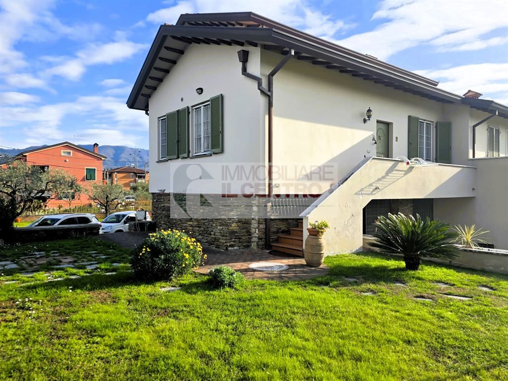 Semindipendente con garage, cantina e giardino