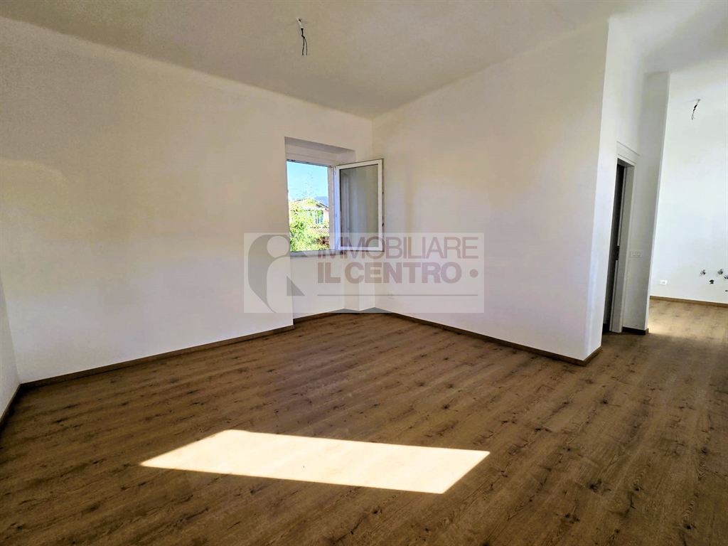 4 VANI CON INGRESSO INDIPENDENTE DA GIARDINO E DUE POSTI AUTO