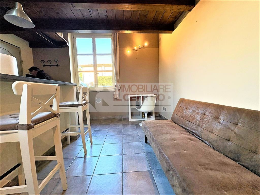 Fabbricato indipendente con corte esterna.