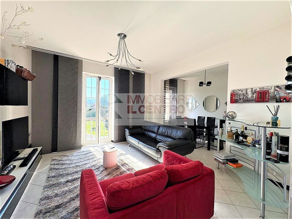 Semindipendente piano primo con giardino e posti auto.