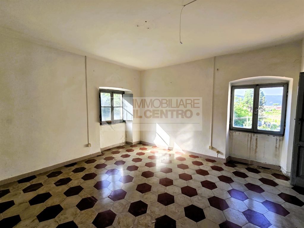 Semindipendente in sasso da ristrutturare.