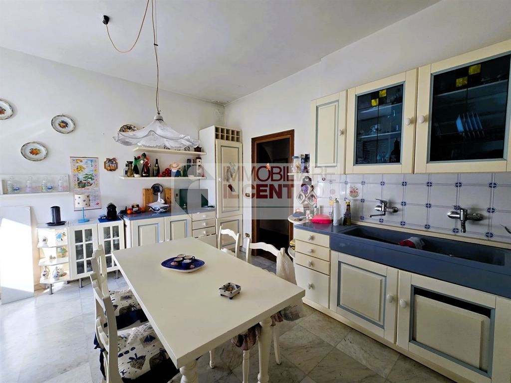 APPARTAMENTO CON  GARAGE, GIARDINO E CANTINA