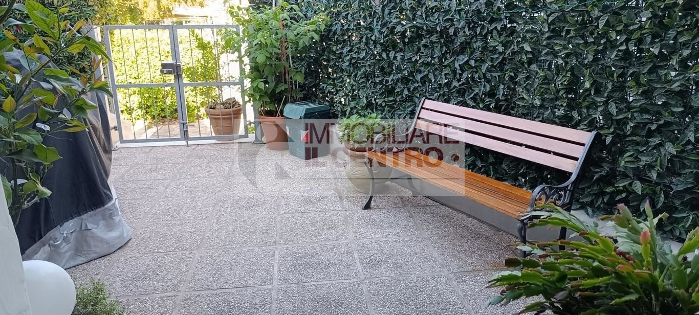 Semindipendente con piccola corte