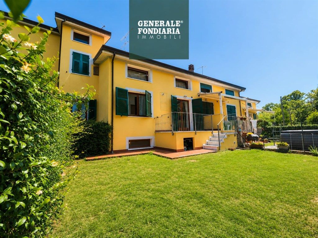 Villetta a schiera con giardino, Ceparana