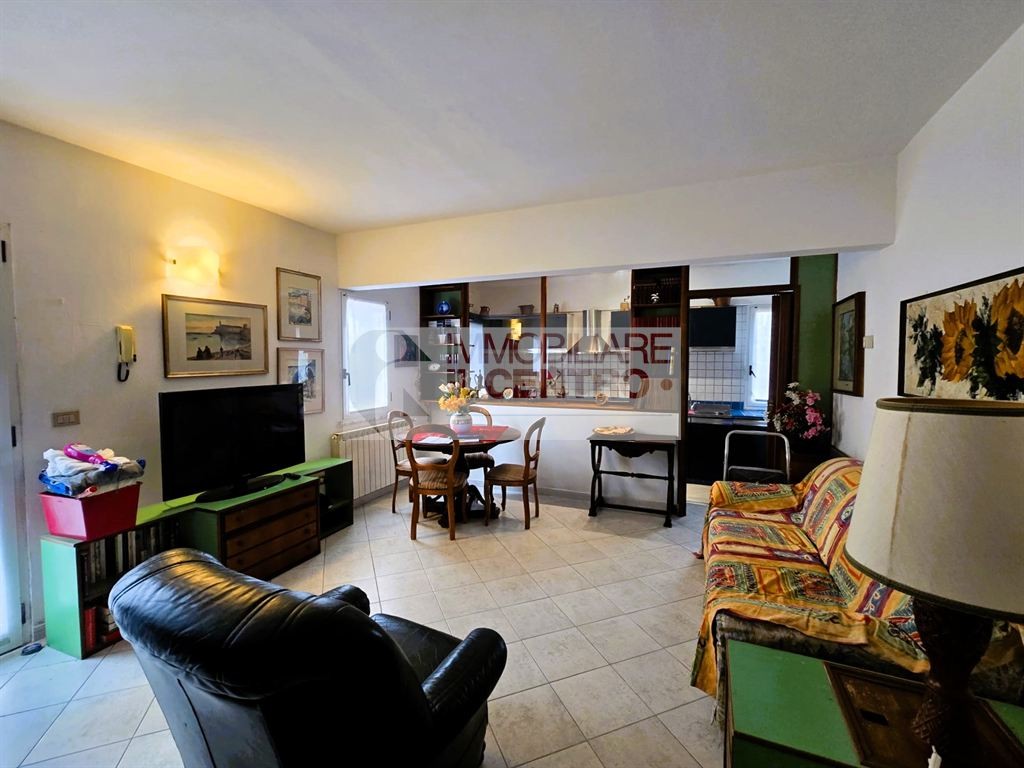 SEMINDIPENDENTE CON CORTE, POSTO AUTO COPERTO E CANTINA