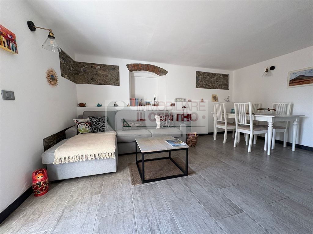 Casa indipendente con giardino e corte.