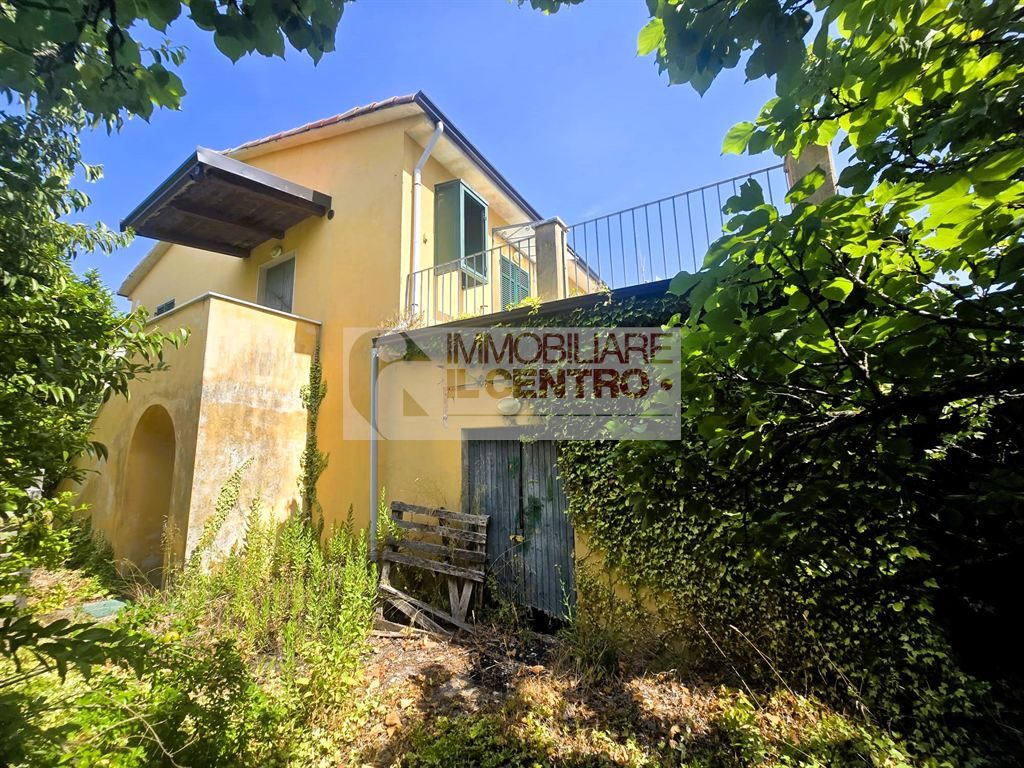CASA INDIPENDENTE CON FIENILE E TERRENO
