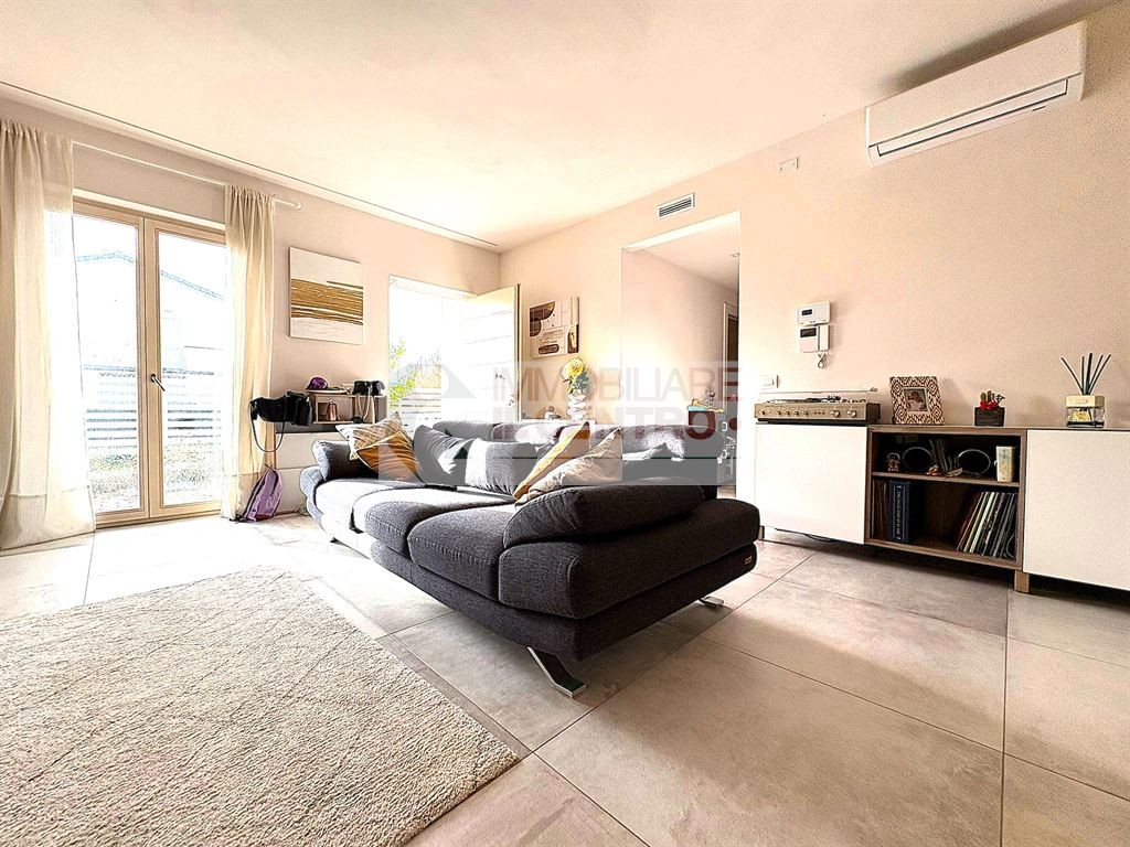 Semindipendente con giardino e posti auto.