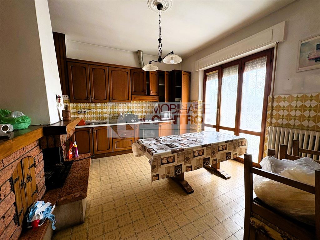 Casa indipendente con giardino, box auto e cantina.