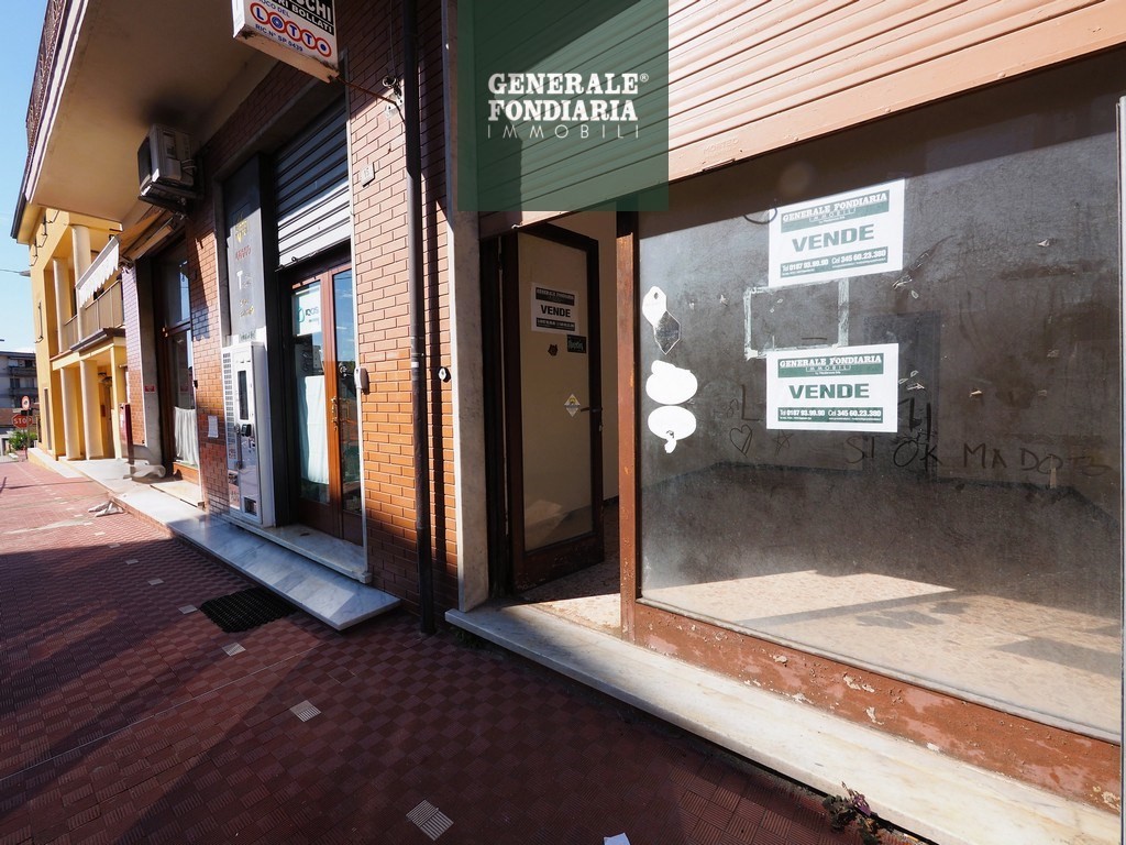 Fondo commerciale in affitto – Ceparana centro.