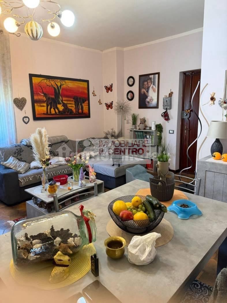 Appartamento con due camere e posto auto.