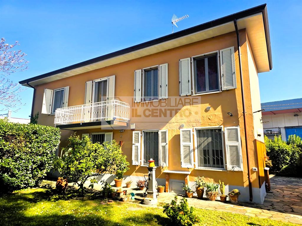CASA INDIPENDENTE BIFAMILIARE CON GIARDINO E GARAGE